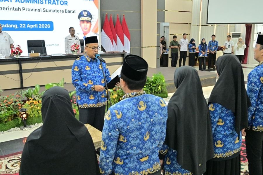 Sekdaprov Sumbar Lantik 8 Pejabat Administrator di Lingkungan Pemprov Sumbar