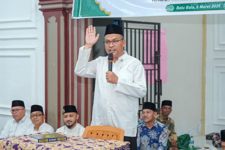 Sekdaprov Sumbar Safari Ramadan di Batu Bala Pessel, Serahkan Bantuan untuk Masjid & Korban Bencana