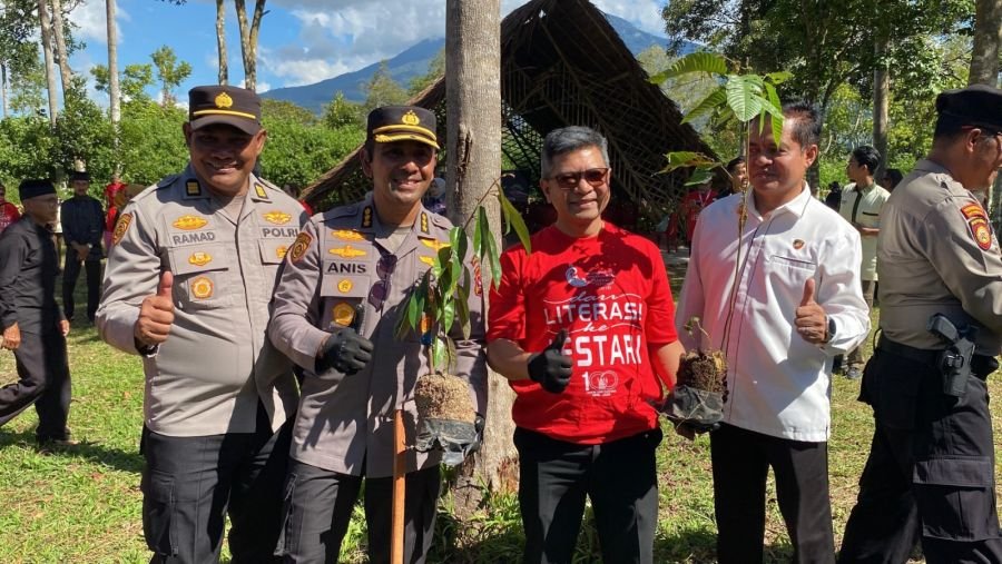 Sekjen Kemenlu Melakukan Penanaman Pohon di IMLF-4