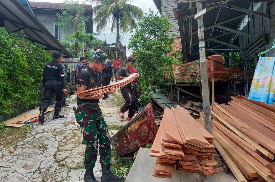 Semangat Bersatu: Peserta Latsitardanus Nusantara ke-44 Renovasi RTLH di Kelurahan Baru, Tenggarong 