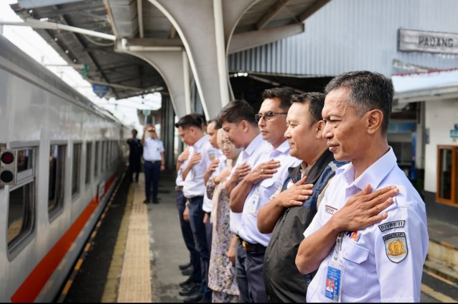 Semarak Hari Jadi ke-81 Sumbar, KAI Divre II Sumbar bersama Dishub Sumbar Sapa Pelanggan
