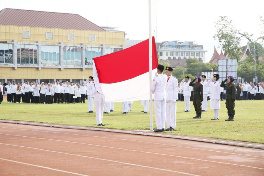 Semarak HUT Ke-81 RI, UNP Gelar Upacara Bersama 12 Ribu Maba dan Serahkan 43 Satyalancana