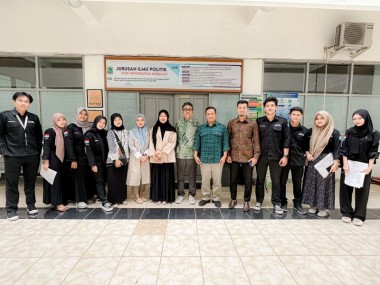 Sembilan Mahasiswa Ilmu Politik Unand Belajar Teori Politik Kepemimpinan di DPRD Sumbar  