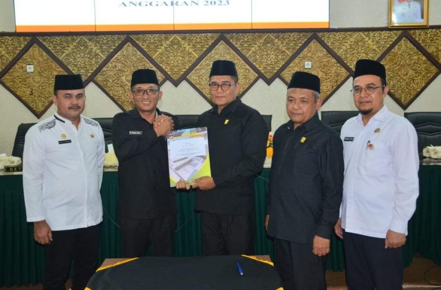 Semua Fraksi DPRD Kota Padang Setujui APBD-P TA 2023, Wako Hendri Septa Berikan Apresiasi