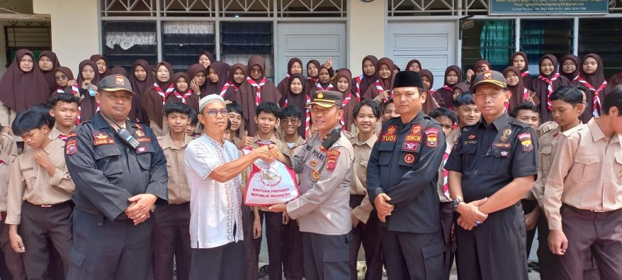 Senkom bersama Satbinmas Polresta Padang Salurkan Bansos Presiden RI ke Ponpes Miftahul Huda