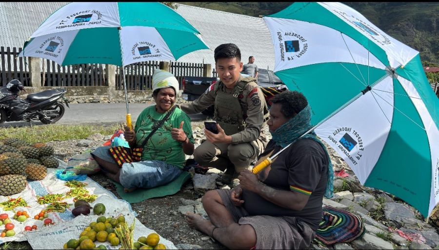 Senyum Mama-Mama Papua Saat Bripda. Rafly Personel Ops Damai Cartenz-2025 Ulurkan Payung