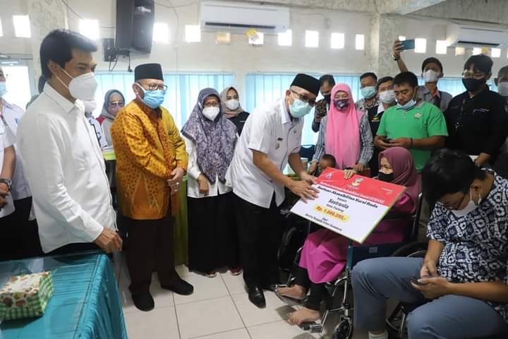 Serahkan Bansos Tunai Triwukan I TA 2022, Wako Hendri Septa Apresiasi Kemensos RI dan Anggota DPR RI