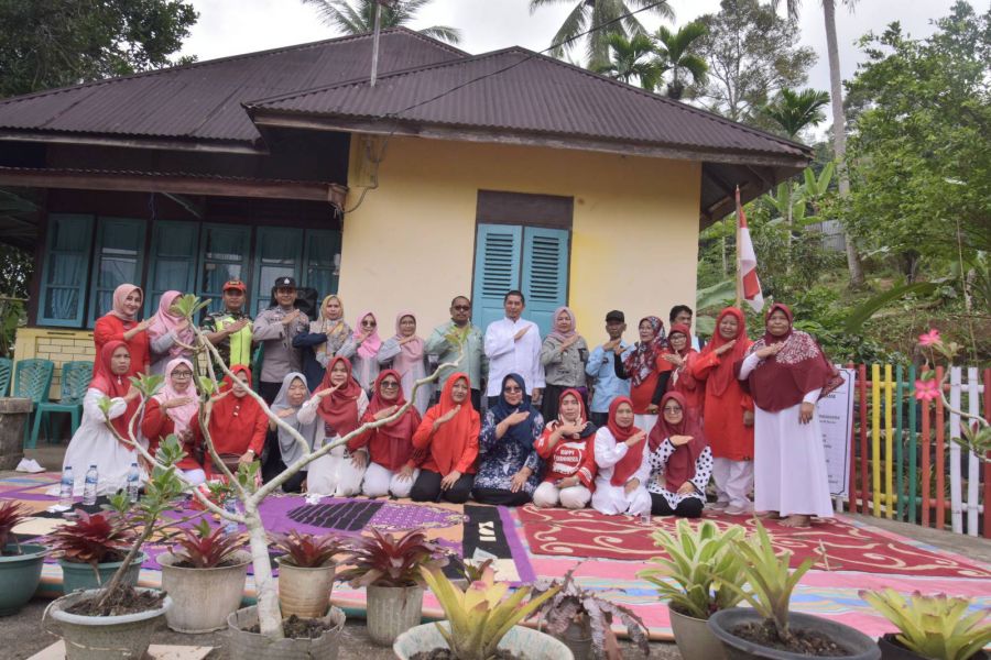 Serahkan Bantuan Bibit, Wako Deri: Lahan Pekarangan Rumah Bisa Dimanfaatkan Dengan Baik