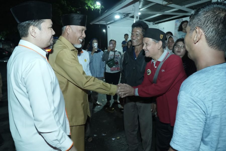 Serahkan Bantuan, Gubernur Mahyeldi Kuatkan Korban Kebakaran Silungkang