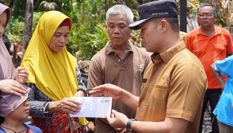 Serahkan Bantuan Kepada Korban Kebakaran, Wabup Sijunjung: Bentuk Kepedulian Pemkab Sijunjung
