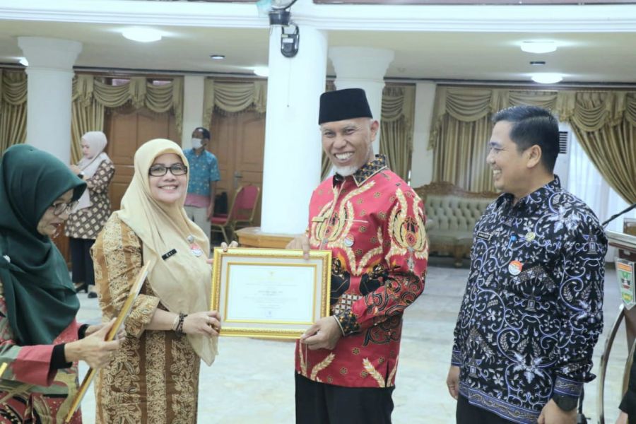Serahkan Penghargaan 229 ASN Purna Tugas,  Mahyeldi: Tetaplah Berkontribusi Dalam Pembangunan Daerah