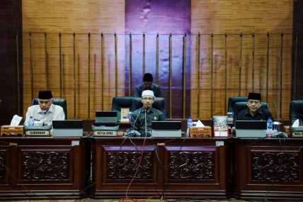 Serahkan Rekomendasi LKPJ Gubenur, DPRD Minta Pemprov Terus Perbaiki Penyelenggaraan Pemerintahan