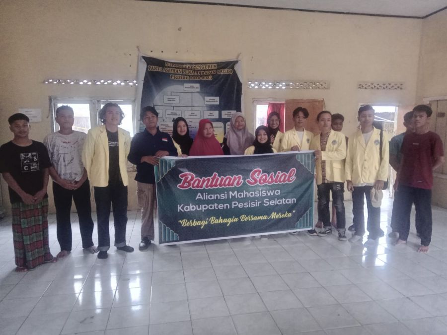 Serahkan Sembako, Mahasiswa UNP dan Sat Intelkam Polres Pessel Disambut Hangat