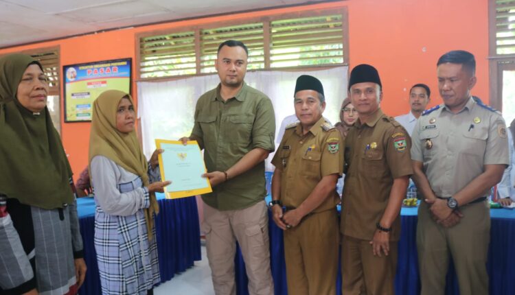 Serahkan Sertifikat Tanah, Bupati Sijunjung: Bisa Menggerakan Perekonomian Masyarakat