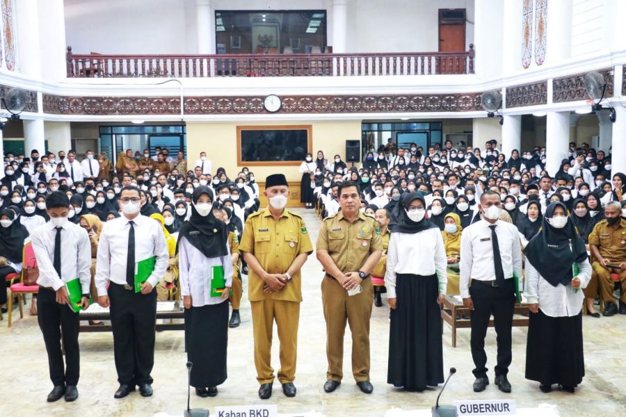 Serahkan SK CPNS dan PPPK Guru Formasi 2021, Gubernur Sumbar Gaungkan Semangat ASN BerAKHLAK