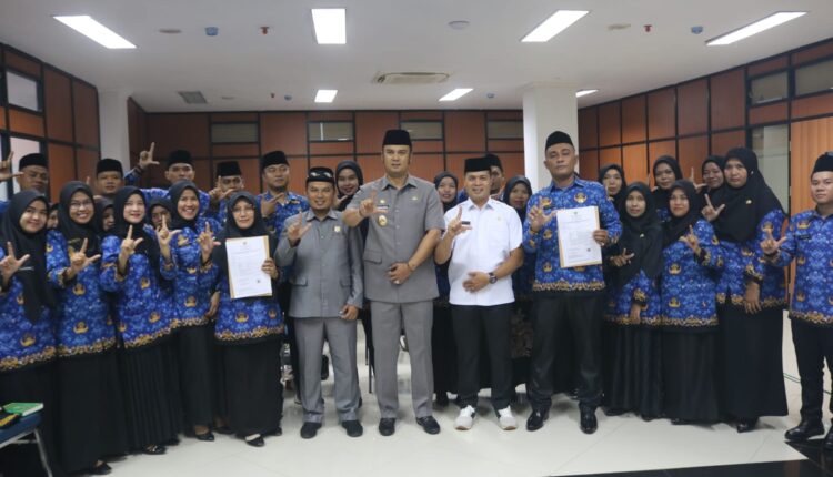 Serahkan SK CPNS & PPPK Ke 27 ASN, Bupati Benny : Jalankan Tugas Pelayan Masyarakat Secara Maximal