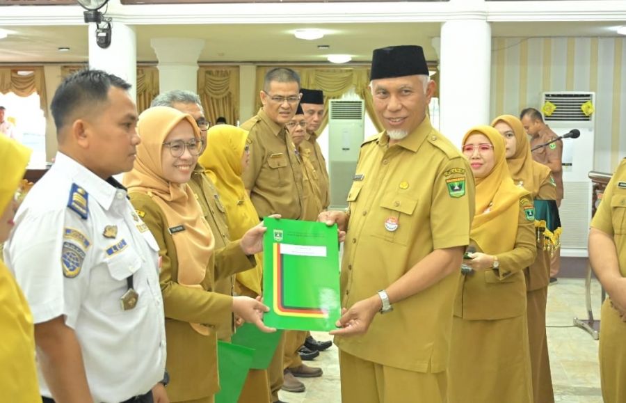 Serahkan SK Kenaikan Pangkat PNS, Mahyeldi : ASN Tulang Punggung Negara Wujudkan Indonesia Emas 2045