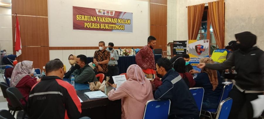 Serbuan Vaksinasi Malam di Polres Bukittinggi