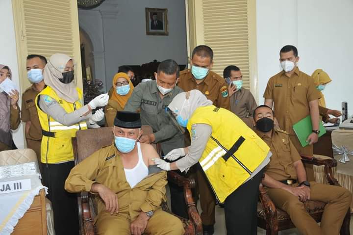 Setelah Divaksin, Gubernur Sumbar Yakinkan Vaksin Sebagai Solusi Atasi Covid-19