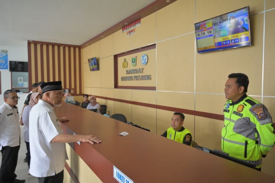 Sidak Samsat Padang Panjang, Gubernur Mahyeldi Soroti Kualitas Komunikasi Pelayanan