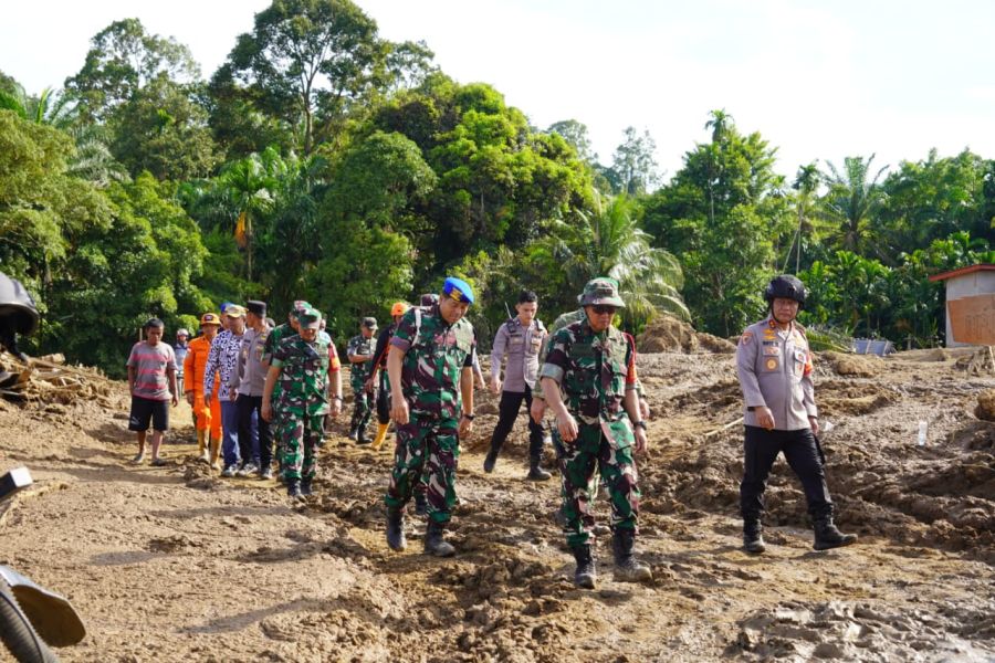 Sinergitas TNI POLRI Danrem 032/Wbr Hadir di Tengah Kesulitan Masyarakat Membantu Bencana Alam 