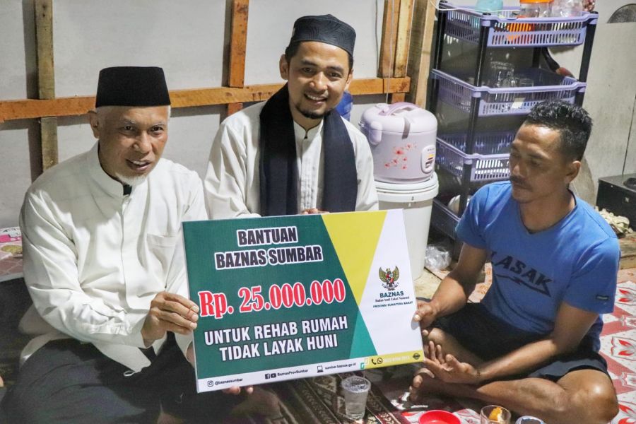 Singgah Sahur di Sungayang, Gubernur Mahyeldi Beri Bantuan 25 Juta untuk Renovasi Rumah Warga