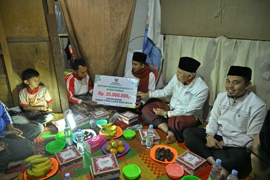 Singgah Sahur di Situjuah Batua, Gubernur Mahyeldi Salurkan Bantuan Bedah Rumah untuk Ical