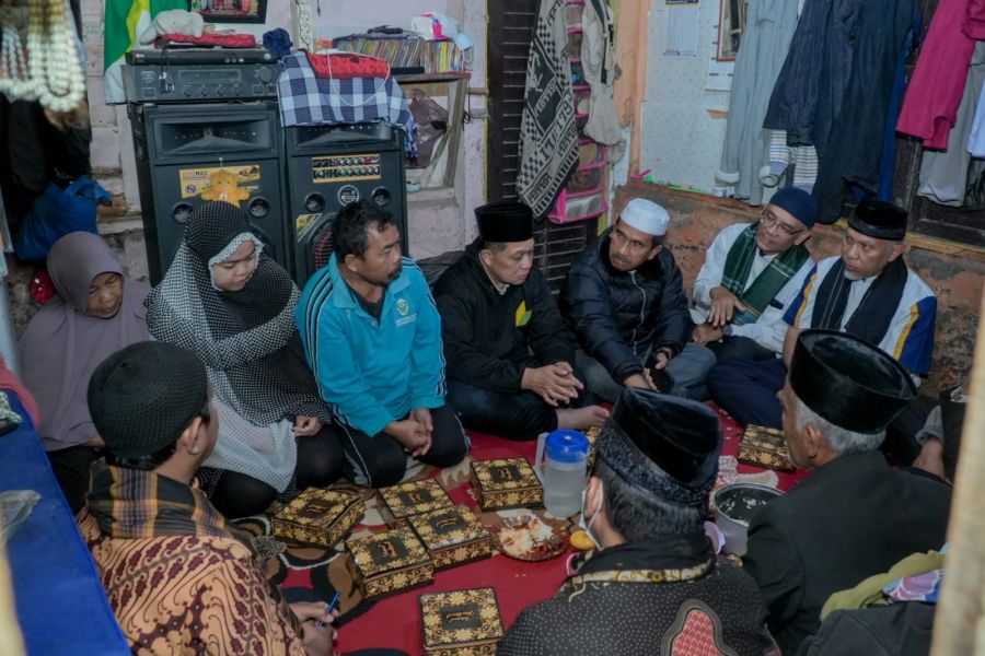 Singgah Sahur, Gubernur Sumbar Beserta Istri Makan Bersama Keluarga Sederhana
