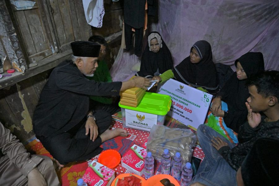 Singgah Sahur ke Rumah Keluarga Kurang Mampu, Gubernur Mahyeldi Serahkan Bantuan RTLH