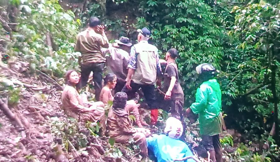 Sitinjau Lauik Lonsor, Gubernur Mahyeldi Turun Langsung untuk Mengevakuasi Korban ke Dasar Jurang