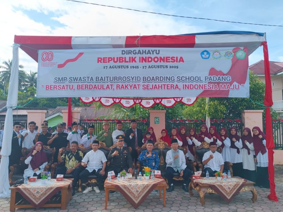 SMP Boarding School Baitul Rosyid Gelar Upacara HUT RI ke-80 di Halaman Sekolah dengan Khidmat