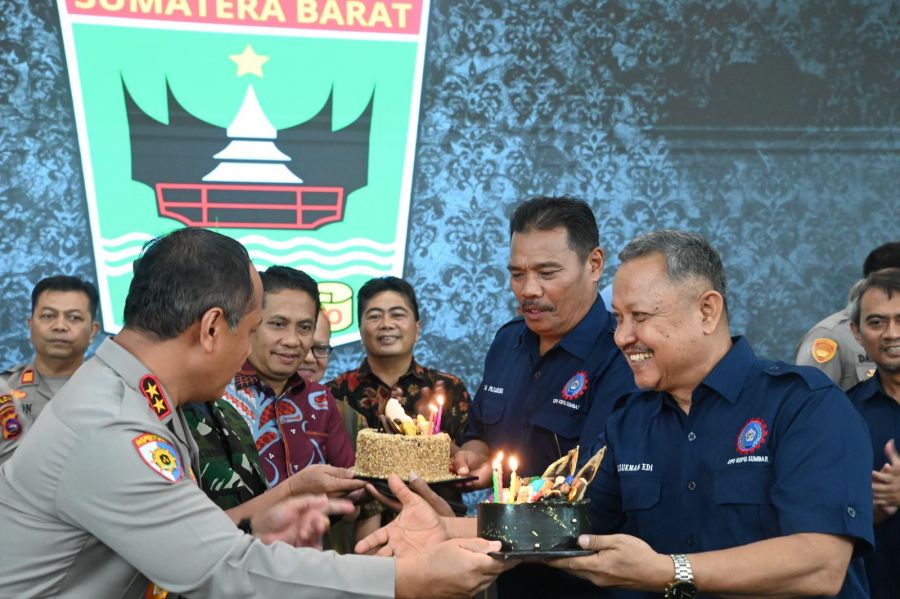 Solidaritas Terjalin Indah: Kapolda Sumbar Berikan Surprise Kue Ulang Tahun ke KSPSI di May Day Fies