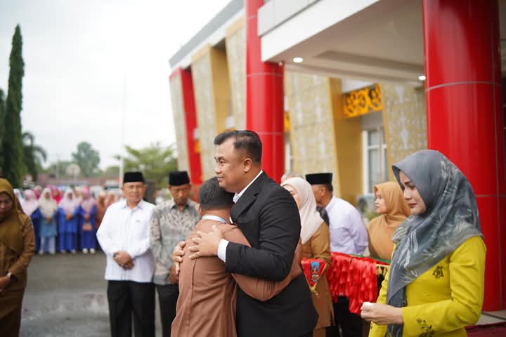 Suasana Haru dan Rinai Tandai Pamit Sutan Riska dan Istri kepada ASN Dharmasraya 