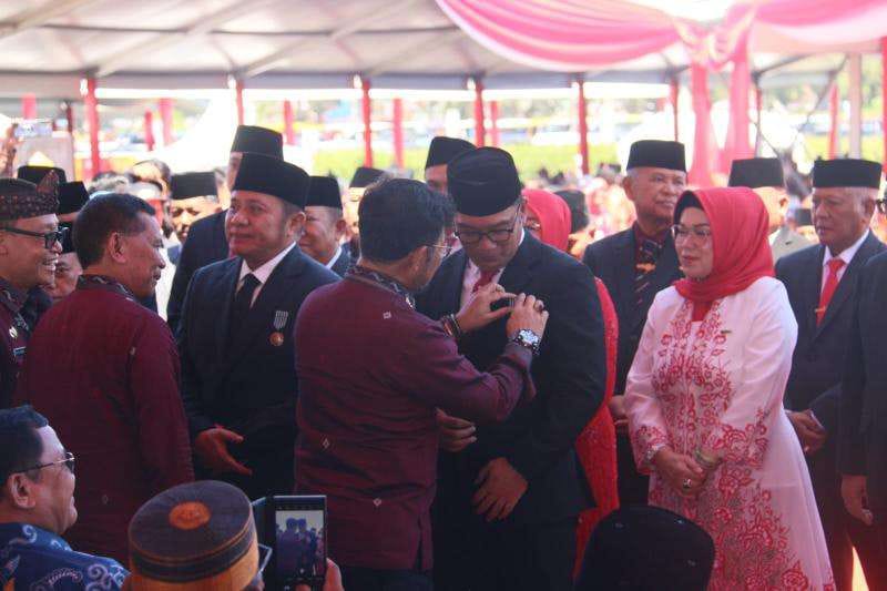 Sukses Dalam Program Tani, Gubernur Jabar Terima Lencana Kehormatan Satyalancana Wira Karya