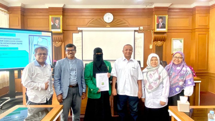Sukses Pertahankan Tesis, Sisca Oktri Santi Raih Gelar Magister Linguistik