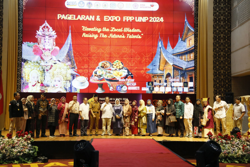 Suksesnya Pagelaran Budaya Elevating the Local Wisdom, Raising the Future Talents di UNP