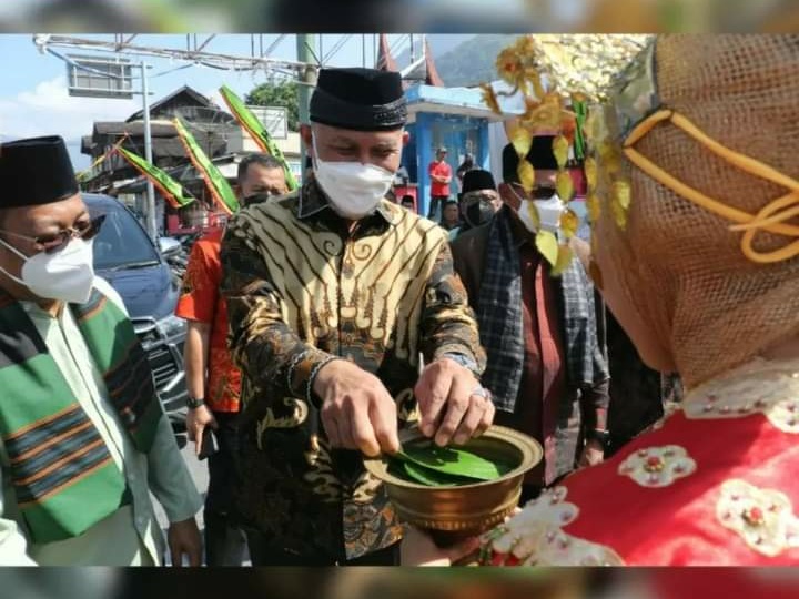 Suku Tanjung Maninjau Lantik Penghulu Kaum, Gubernur Mahyeldi Ajak Perkuat Peran Pemangku Adat