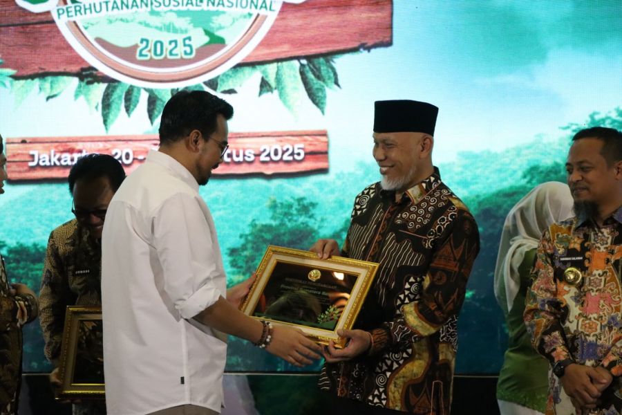 Sumbar Raih Penghargaan Pemerintah Daerah Terbaik di Festival Perhutanan Sosial Nasional 2025