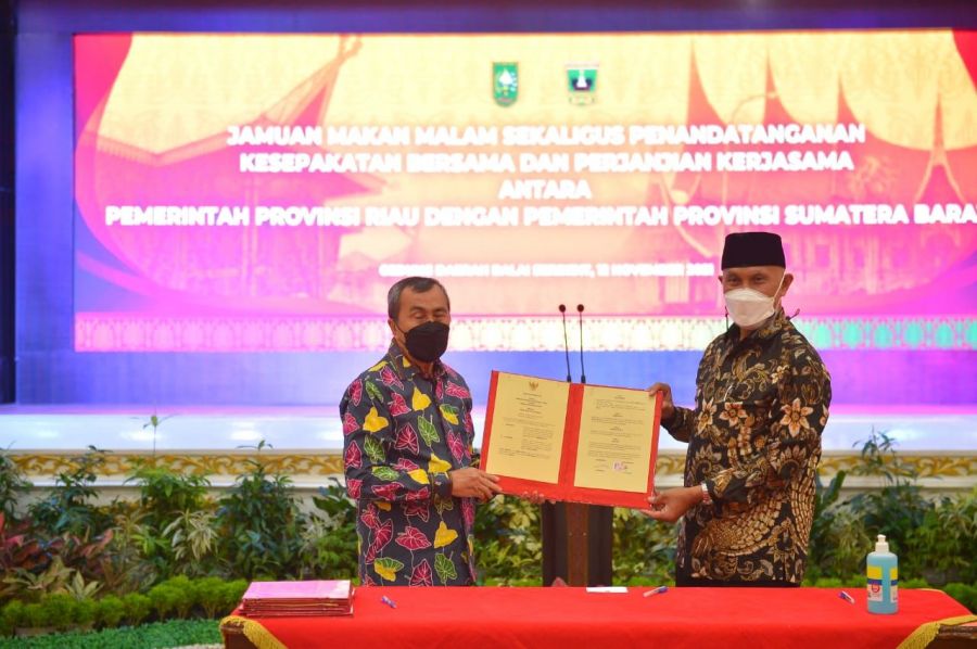 Sumbar-Riau Tandatangani Tiga Perjanjian Kerjasama untuk Dukung Perekonomian