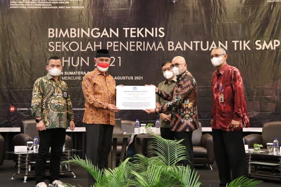 Sumbar Terima Bantuan Rp27 Miliar Peralatan TIK dari Kemendikbud RI