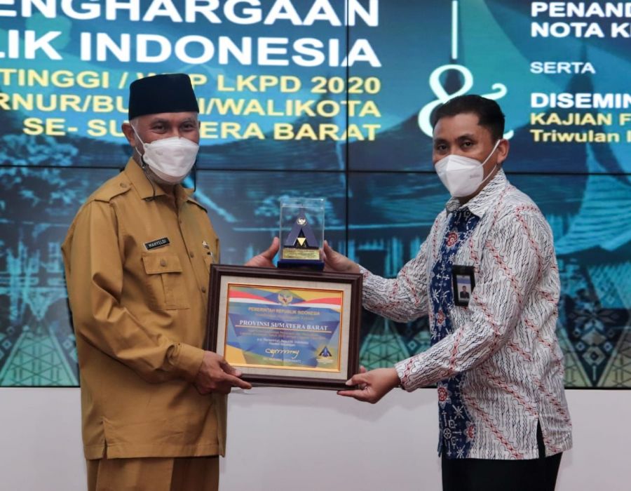 Sumbar Terima Plakat dan Piagam WTP LKPD 2020 dari Kemenkeu RI