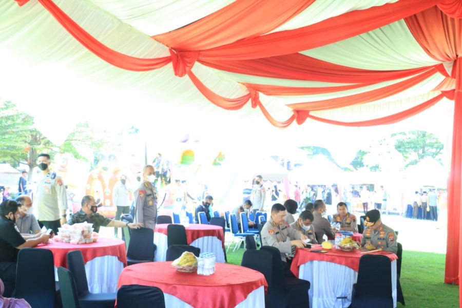 SUMDARSIN, Irjen Pol Teddy Minahasa tinjau Vaksinasi di Polda Sumbar