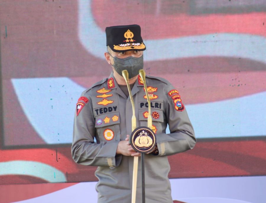 Sumdarsin, Kapolda Sumbar bersama Forkopimda serahkan Sembako kepada Masyarakat