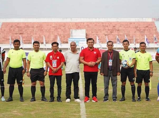 Sutan Riska Buka Turnamen Sepakbola Antara Klub Se-Sumbar