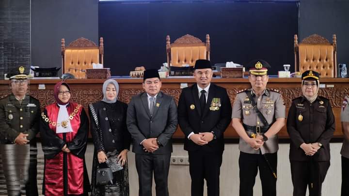 Sutan Riska Hadiri Pelantikan Ketua DPRD Dharmasraya