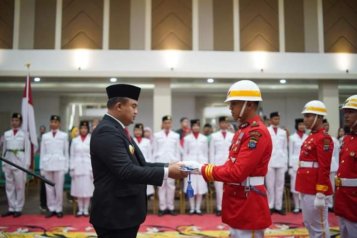 Sutan Riska Kukuhkan Paskibraka Dharmasraya
