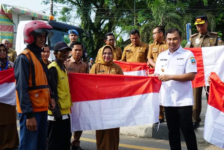 Sutan Riska Pimpin Gerakan Bagikan Bendera Merah Putih Tahun 2023