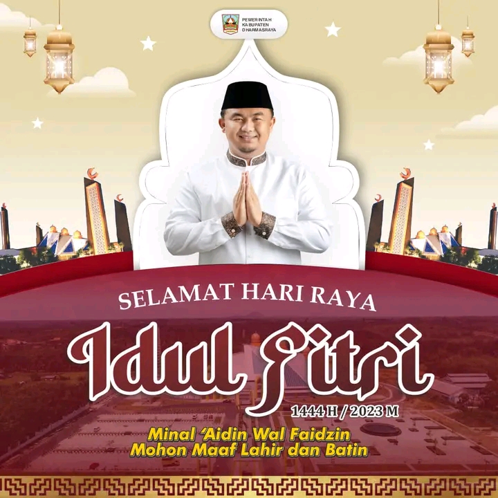 Sutan Riska Salat Idul Fitri di Masjid Agung Bersama Warga Dharmasraya