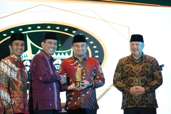 Sutan Riska Terima Penghargaan Bupati Pendukung Gerakan Zakat Sumbar