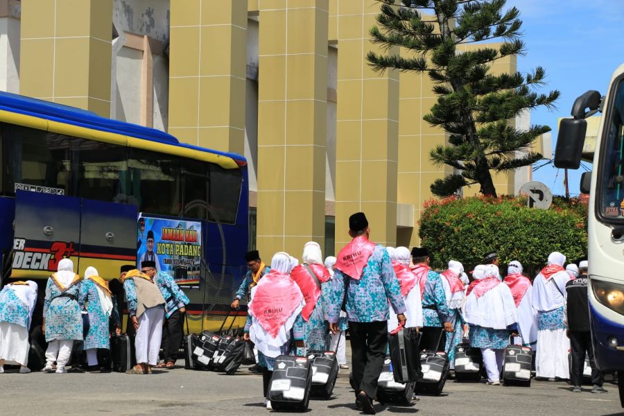 Tampak Melambaikan Tangan, Tamu Allah Tiba di Asrama Haji Embarkasi Padang